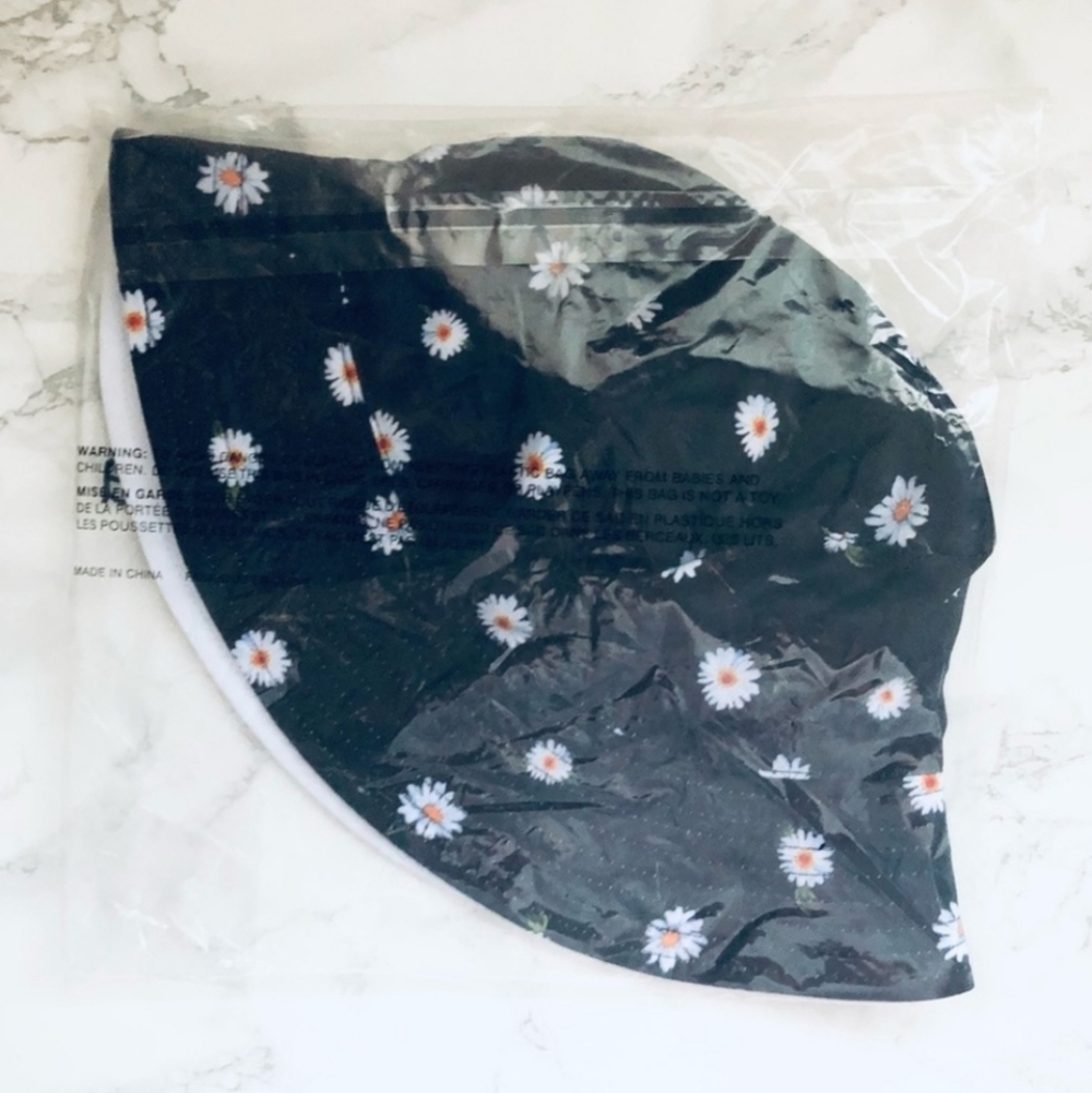 ⭐️40% Off⭐️ Alice + Olivia Daisy Reversible Bucket Hat - Picture 9 of 9